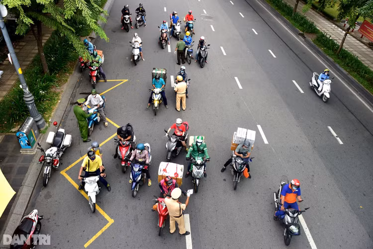 Xe cộ ùn ùn chờ khai báo di biến động dân cư tại chốt kiểm soát ở Sài Gòn - 18