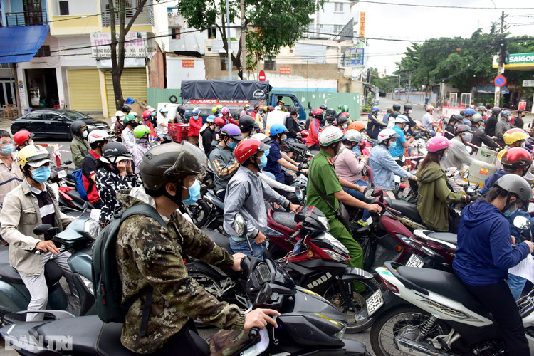 Xe cộ ùn ùn chờ khai báo di biến động dân cư tại chốt kiểm soát ở Sài Gòn - 2