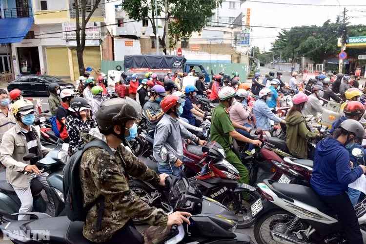 Xe cộ ùn ùn chờ khai báo di biến động dân cư tại chốt kiểm soát ở Sài Gòn - 2