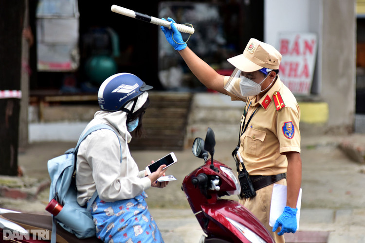 Xe cộ ùn ùn chờ khai báo di biến động dân cư tại chốt kiểm soát ở Sài Gòn - 12