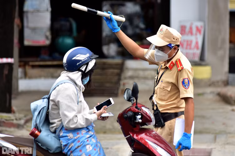 Xe cộ ùn ùn chờ khai báo di biến động dân cư tại chốt kiểm soát ở Sài Gòn - 12