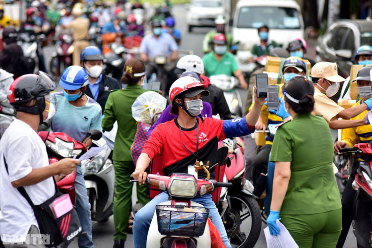 Xe cộ ùn ùn chờ khai báo di biến động dân cư tại chốt kiểm soát ở Sài Gòn - 7