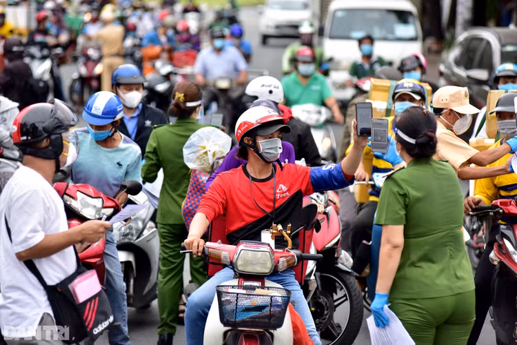 Xe cộ ùn ùn chờ khai báo di biến động dân cư tại chốt kiểm soát ở Sài Gòn - 7