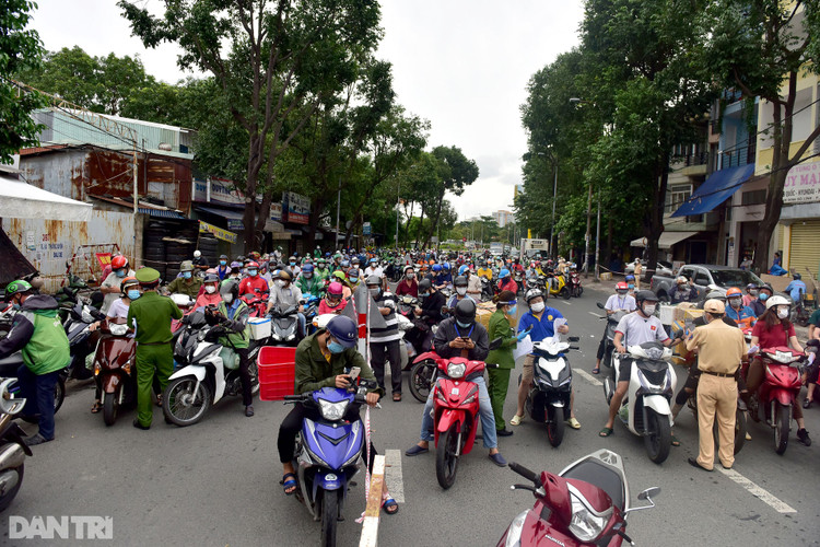 Xe cộ ùn ùn chờ khai báo di biến động dân cư tại chốt kiểm soát ở Sài Gòn - 1