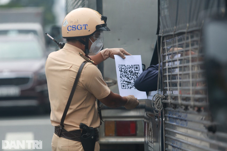 Xe cộ ùn ùn chờ khai báo di biến động dân cư tại chốt kiểm soát ở Sài Gòn - 15