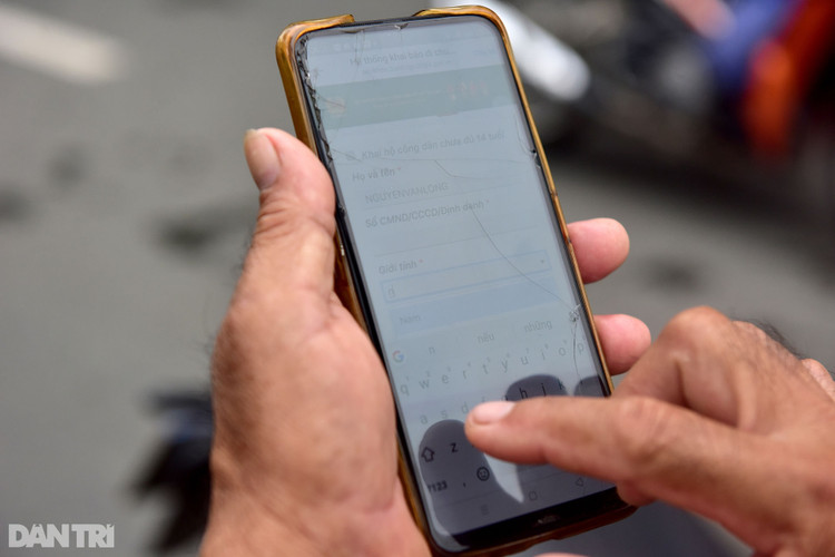 Xe cộ ùn ùn chờ khai báo di biến động dân cư tại chốt kiểm soát ở Sài Gòn - 6