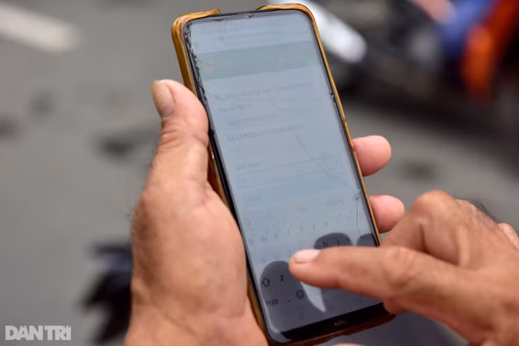 Xe cộ ùn ùn chờ khai báo di biến động dân cư tại chốt kiểm soát ở Sài Gòn - 6