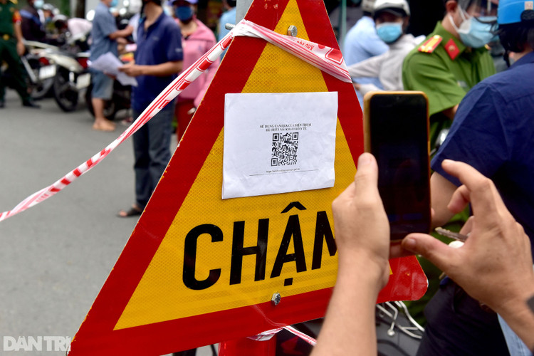 Xe cộ ùn ùn chờ khai báo di biến động dân cư tại chốt kiểm soát ở Sài Gòn - 5