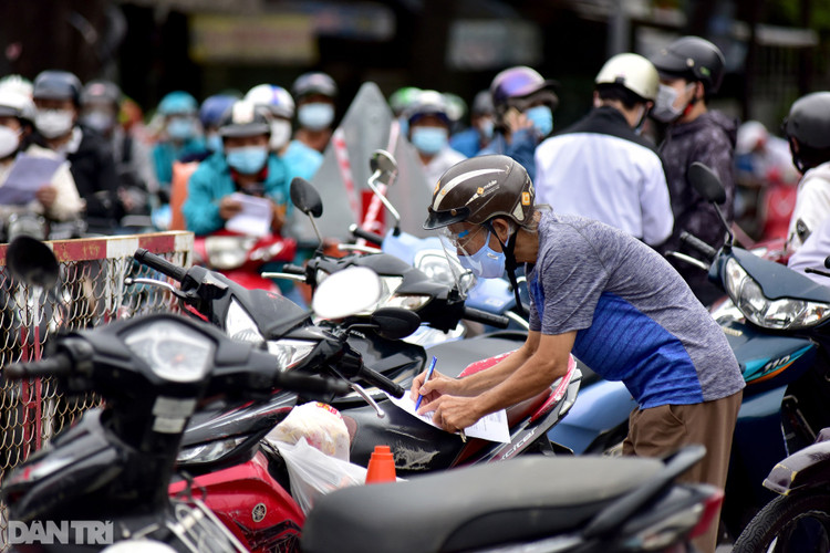 Xe cộ ùn ùn chờ khai báo di biến động dân cư tại chốt kiểm soát ở Sài Gòn - 10