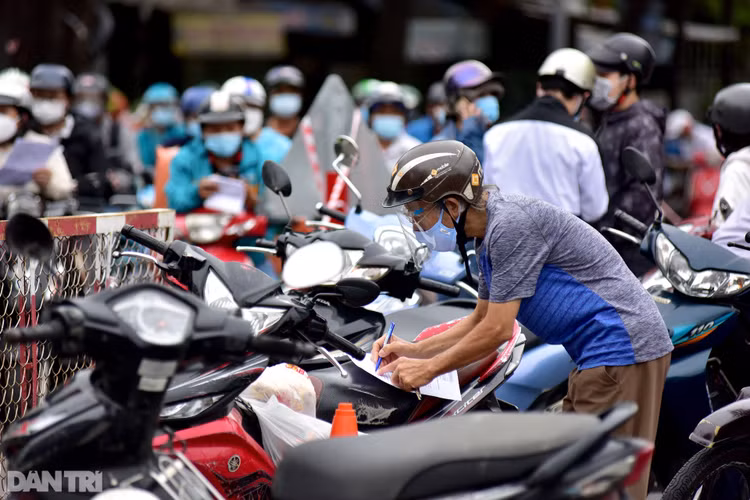 Xe cộ ùn ùn chờ khai báo di biến động dân cư tại chốt kiểm soát ở Sài Gòn - 10
