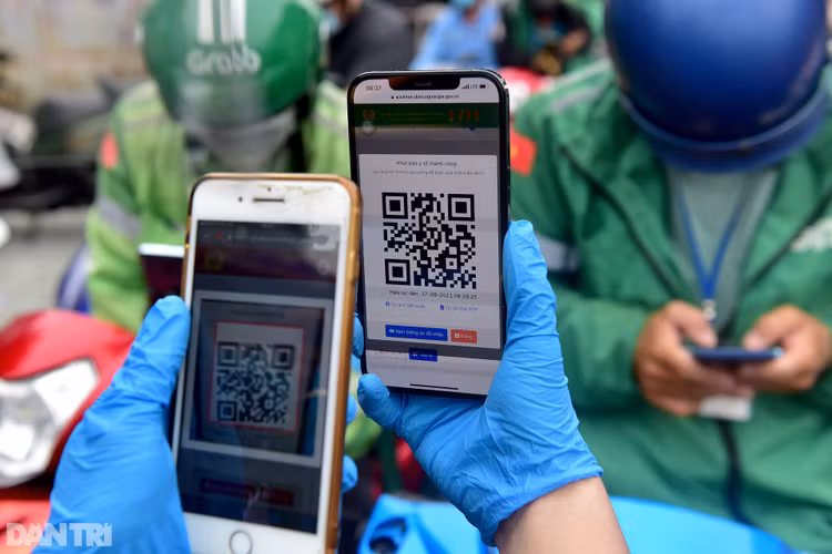 Xe cộ ùn ùn chờ khai báo di biến động dân cư tại chốt kiểm soát ở Sài Gòn - 8