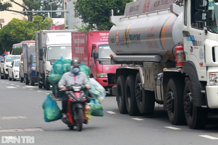 Xe cộ ùn ùn chờ khai báo di biến động dân cư tại chốt kiểm soát ở Sài Gòn - 17
