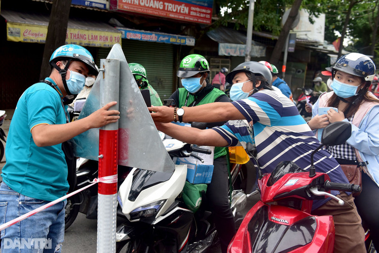 Xe cộ ùn ùn chờ khai báo di biến động dân cư tại chốt kiểm soát ở Sài Gòn - 4