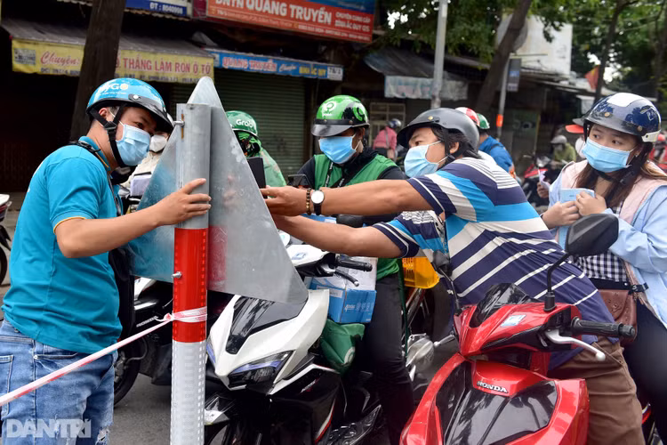 Xe cộ ùn ùn chờ khai báo di biến động dân cư tại chốt kiểm soát ở Sài Gòn - 4