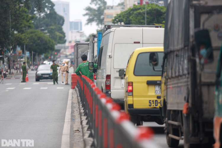 Xe cộ ùn ùn chờ khai báo di biến động dân cư tại chốt kiểm soát ở Sài Gòn - 16