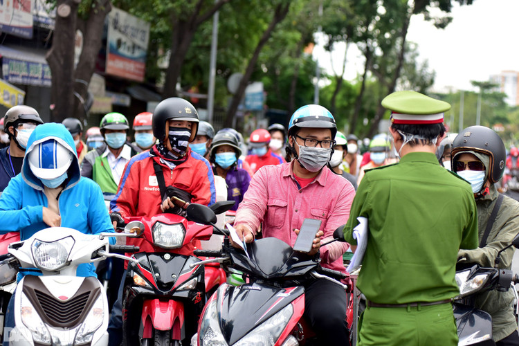 C06 nói gì về tình trạng ùn ứ khi thực hiện tờ khai y tế của Bộ Công an? - 1