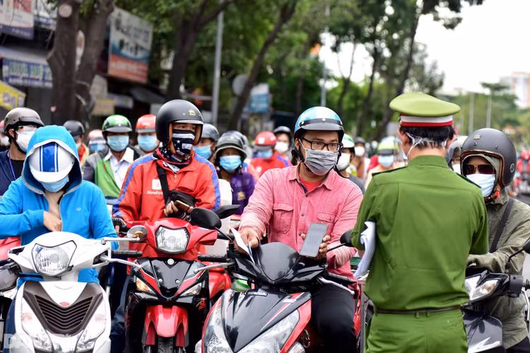 C06 nói gì về tình trạng ùn ứ khi thực hiện tờ khai y tế của Bộ Công an? - 1