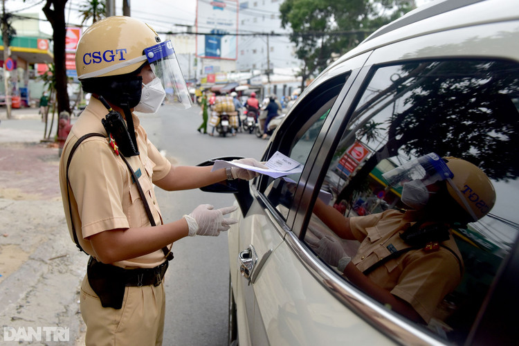 Xe cộ ùn ùn chờ khai báo di biến động dân cư tại chốt kiểm soát ở Sài Gòn - 13