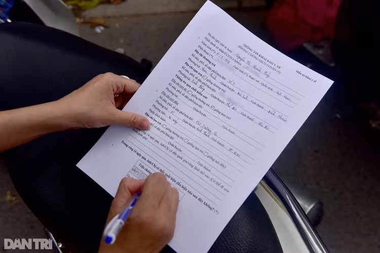 Xe cộ ùn ùn chờ khai báo di biến động dân cư tại chốt kiểm soát ở Sài Gòn - 11