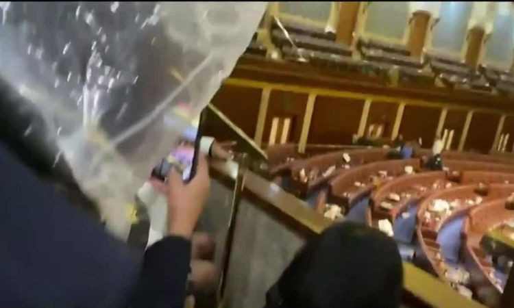 Nghị sĩ Mỹ núp dưới ghế khi người biểu tình xông vào tòa quốc hội
