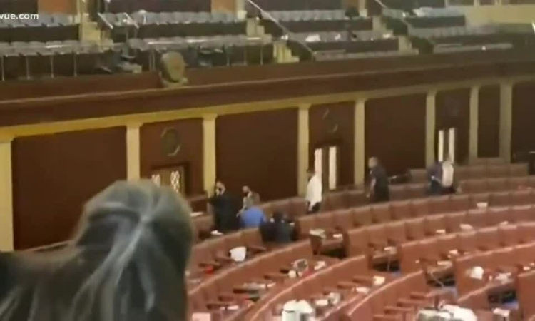 Trump bị tố đẩy gia đình Pence vào hiểm cảnh