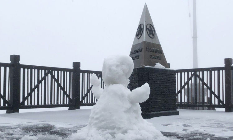 Tuyết trắng phủ dày đỉnh Fansipan