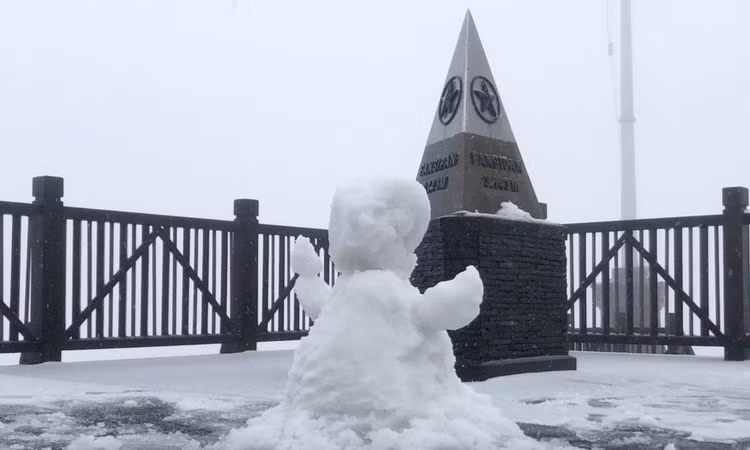 Tuyết trắng phủ dày đỉnh Fansipan