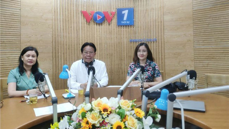 Ông Nghiêm Vũ Khải (ảnh giữa) và bà Nguyễn Phương Thủy (ảnh trái) tại chương trình Đối thoại.