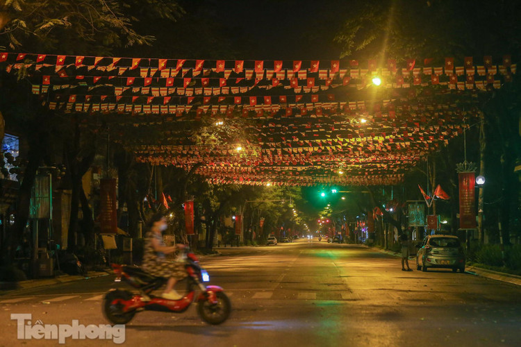 Dịch COVID-19 diễn biến phức tạp, phố phường Thủ đô vắng lặng buổi tối ảnh 21