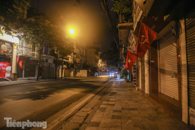 Dịch COVID-19 diễn biến phức tạp, phố phường Thủ đô vắng lặng buổi tối ảnh 9