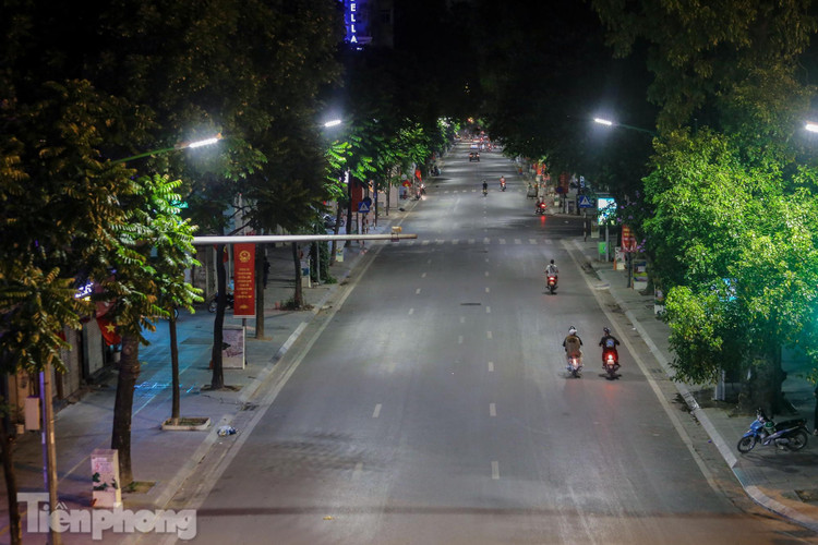 Dịch COVID-19 diễn biến phức tạp, phố phường Thủ đô vắng lặng buổi tối ảnh 3