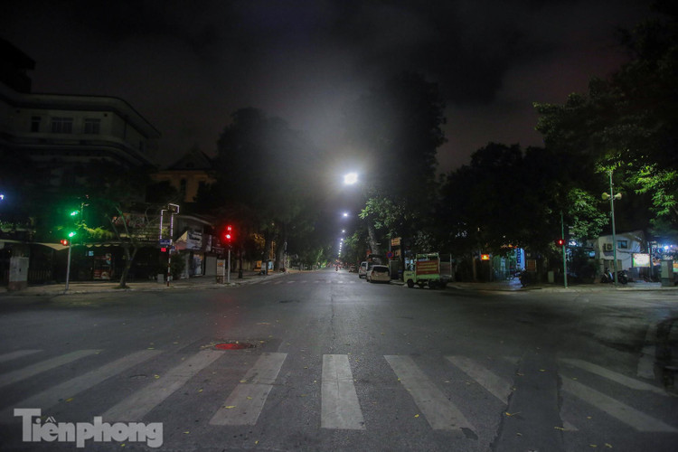 Dịch COVID-19 diễn biến phức tạp, phố phường Thủ đô vắng lặng buổi tối ảnh 6