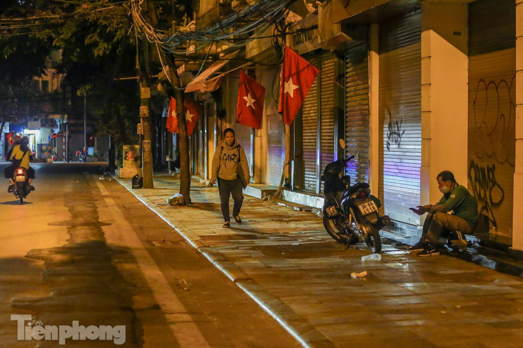 Dịch COVID-19 diễn biến phức tạp, phố phường Thủ đô vắng lặng buổi tối ảnh 10
