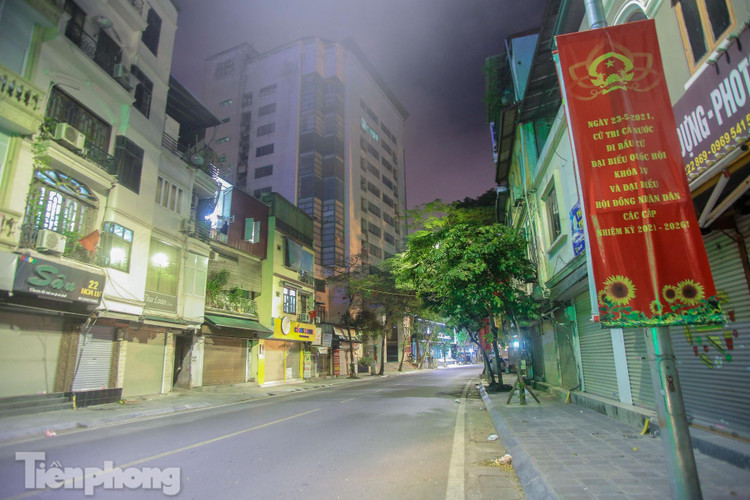 Dịch COVID-19 diễn biến phức tạp, phố phường Thủ đô vắng lặng buổi tối ảnh 5