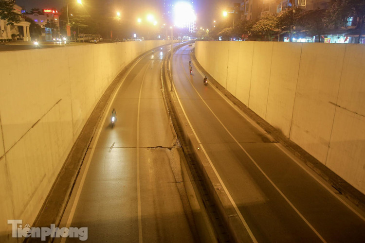 Dịch COVID-19 diễn biến phức tạp, phố phường Thủ đô vắng lặng buổi tối ảnh 2