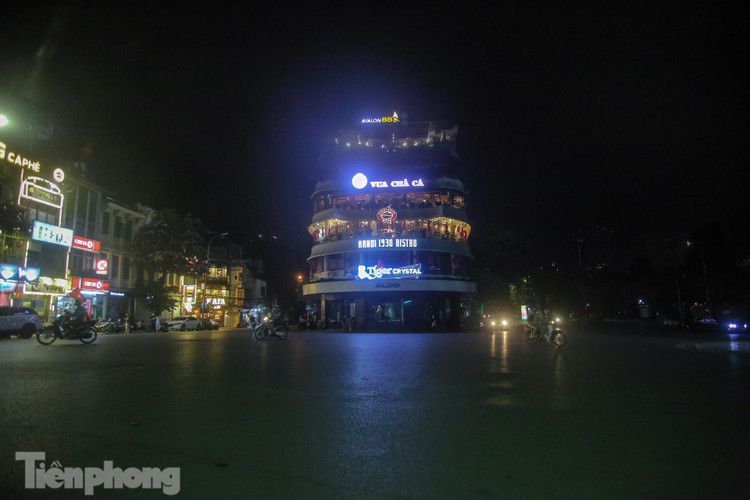 Dịch COVID-19 diễn biến phức tạp, phố phường Thủ đô vắng lặng buổi tối ảnh 12