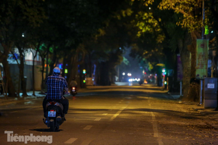 Dịch COVID-19 diễn biến phức tạp, phố phường Thủ đô vắng lặng buổi tối ảnh 15