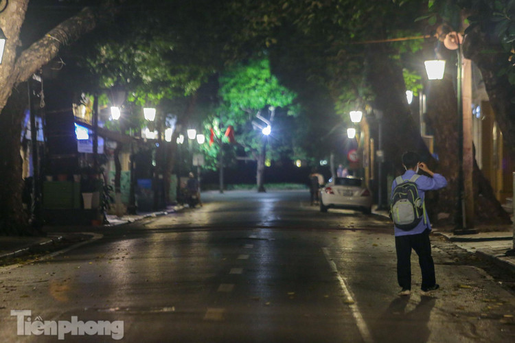 Dịch COVID-19 diễn biến phức tạp, phố phường Thủ đô vắng lặng buổi tối ảnh 17