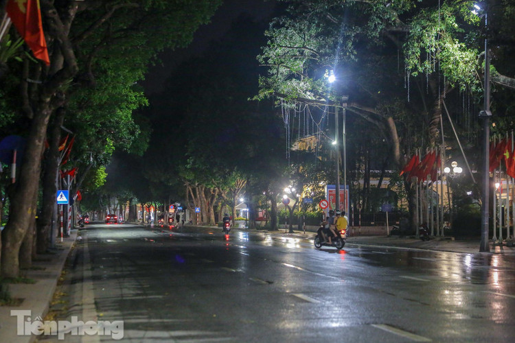 Dịch COVID-19 diễn biến phức tạp, phố phường Thủ đô vắng lặng buổi tối ảnh 19