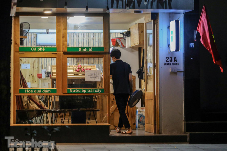 Dịch COVID-19 diễn biến phức tạp, phố phường Thủ đô vắng lặng buổi tối ảnh 7