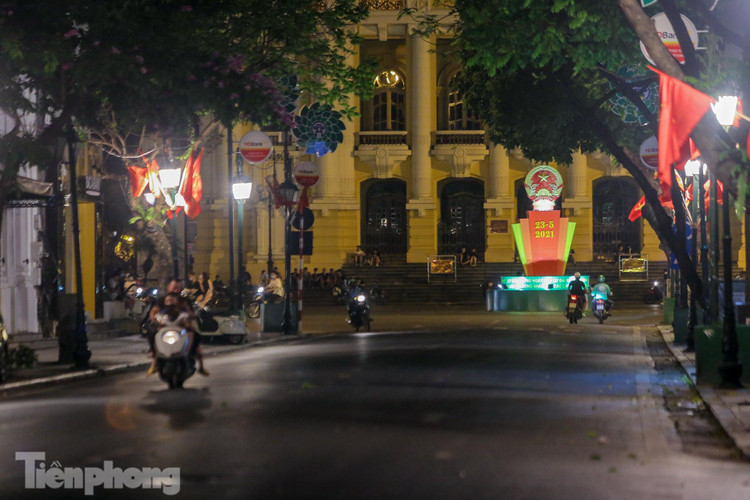 Dịch COVID-19 diễn biến phức tạp, phố phường Thủ đô vắng lặng buổi tối ảnh 18