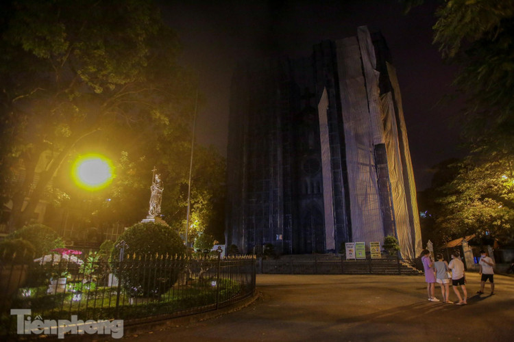 Dịch COVID-19 diễn biến phức tạp, phố phường Thủ đô vắng lặng buổi tối ảnh 8