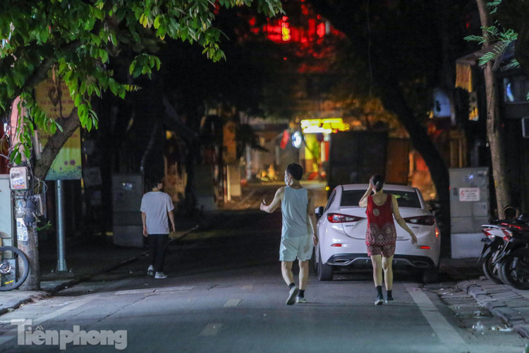 Dịch COVID-19 diễn biến phức tạp, phố phường Thủ đô vắng lặng buổi tối ảnh 20
