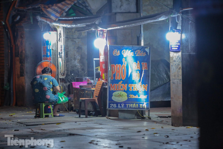 Dịch COVID-19 diễn biến phức tạp, phố phường Thủ đô vắng lặng buổi tối ảnh 16