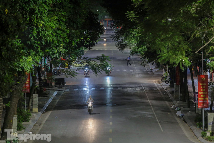 Dịch COVID-19 diễn biến phức tạp, phố phường Thủ đô vắng lặng buổi tối ảnh 4