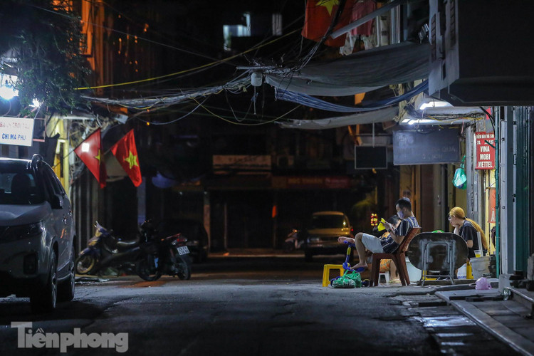 Dịch COVID-19 diễn biến phức tạp, phố phường Thủ đô vắng lặng buổi tối ảnh 11