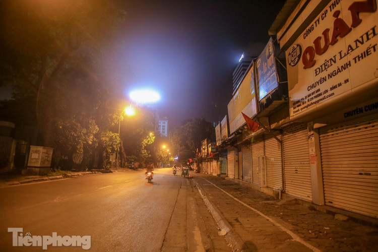 Dịch COVID-19 diễn biến phức tạp, phố phường Thủ đô vắng lặng buổi tối ảnh 1