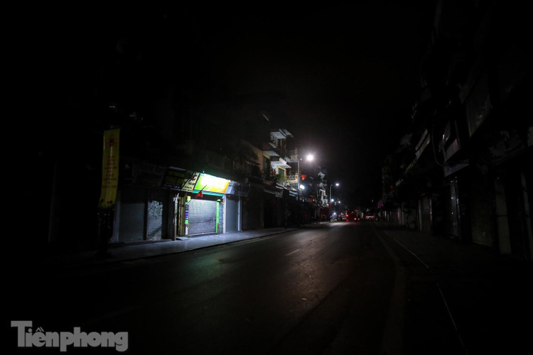 Dịch COVID-19 diễn biến phức tạp, phố phường Thủ đô vắng lặng buổi tối ảnh 13