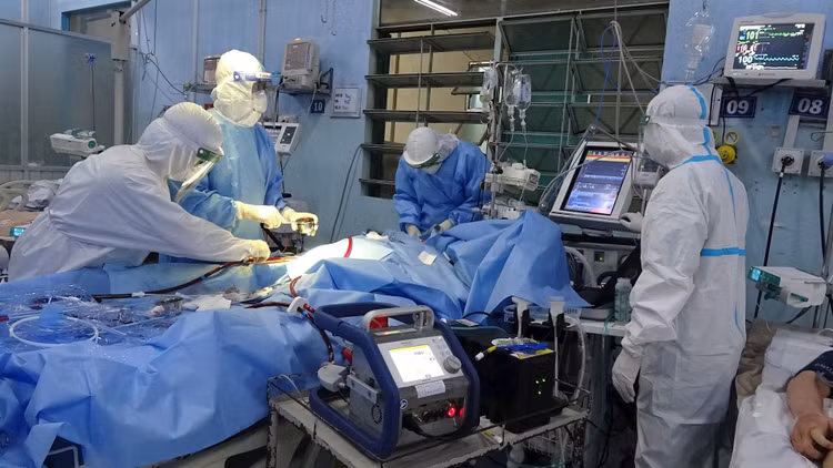 Chạy ECMO cứu sống một bệnh nhân Covid-19