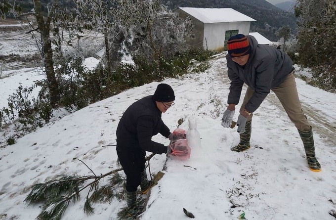 Du khách đắp tượng người tuyết tại Y Tý. Ảnh: Phu Suy Thó
